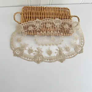 Detailansicht eines vintage-europäischen Spitzen-Platzsets aus Milchseide Deko