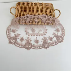 Detailansicht eines vintage-europäischen Spitzen-Platzsets mit eleganten Blumenstickereien