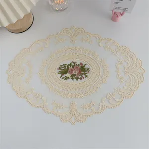 Eleganter bestickter Spitzendeckchen mit Rosenblumenmuster