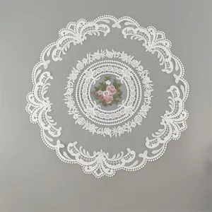 Eleganter runder Tischset aus weißer Spitze mit floraler Stickerei im französischen Stil