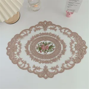 Detailansicht eines bestickten ovalen Tischsets im europäischen Stil mit Blumen