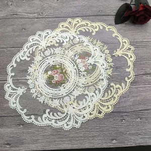 Detaillierte Ansicht der eleganten Blumenstickerei und Spitze auf dem runden Platzset