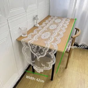 Elegante camino de mesa de encaje blanco con medidas de 220 cm por 42 cm