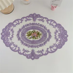 Detailansicht eines lila bestickten Platzsets im europäischen Stil mit Blumenmuster