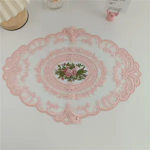 Detailansicht der rosa europäischen Platzmatte mit Blumenstickerei und feiner Textur