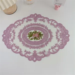 Nahaufnahme von elegantem lila besticktem Spitzen-Tischset mit Rosen