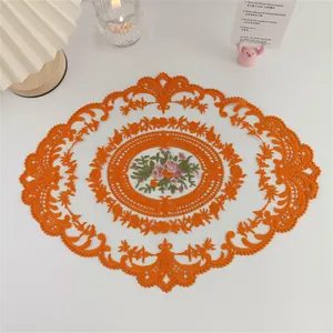 Orangenes europäisches Tischset mit aufwendiger Stickerei und floralen Mustern auf weißem Grund