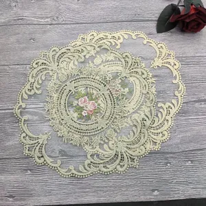 Detaillierte Nahaufnahme des 28cm runden bestickten floralen Tischsets aus Spitze