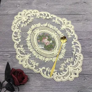 Elegantes cremefarbenes Spitzen-Tischset im europäischen Stil mit Blumenstickerei