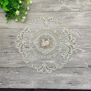 Detailansicht eines camel Tischsets aus Spitze mit rosa Blumenstickerei und Mustern