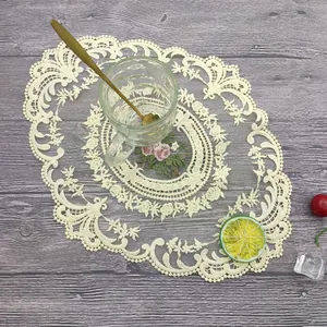 Detailansicht eines eleganten ovalen Spitzen-Platzsets mit Blumenstickerei
