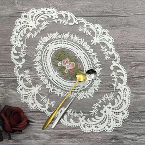 Detailansicht eines eleganten europäischen Tischsets aus Spitze mit Blumenstickerei
