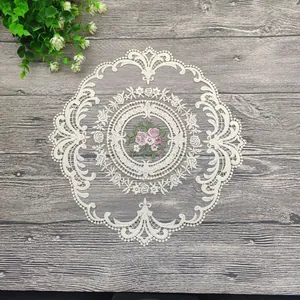 Detailansicht des 28 cm großen beige runden Spitzen-Tischsets mit Blumenstickerei