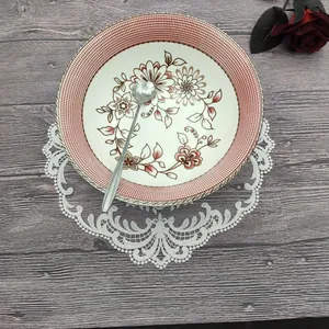 28 cm runde weiße Tischmatte aus Spitze mit feinen floralen Stickereien im Retro-Look