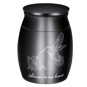 Detailansicht einer schwarzen Gedenkurne mit Kolibri-Gravur und Text 'Always in my heart'