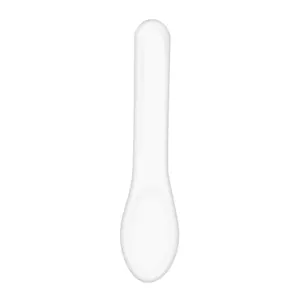 Detailweergave van een witte plastic cosmetische spatel voor gezichtsmaskers en crèmes.