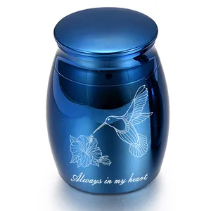Nahaufnahme der blauen Tierurne aus Legierung mit Kolibri und Always in My Heart Gravur.