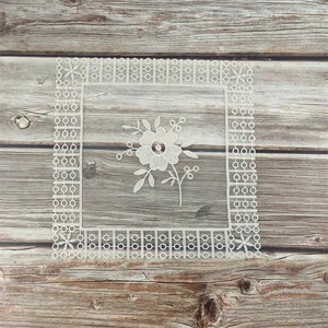 Macrodetail van een elegante kanten placemat met bloemenborduursel op houten tafel
