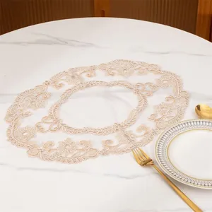 Élégant napperon en dentelle brodée présenté dans une vue détaillée de mise en table