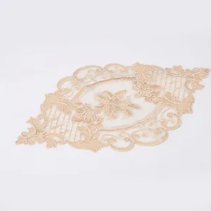 Vue détaillée d'une pièce de dentelle florale brodée beige pour la décoration