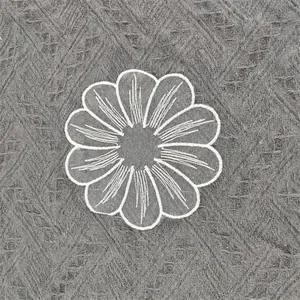 Detail einer weißen Blumenstickerei auf Netz für DIY-Spitzen-Accessoires