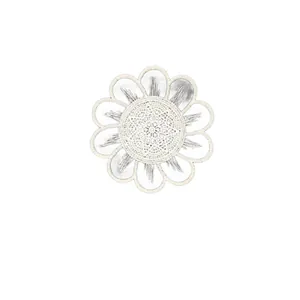 Eleganter weißer runder bestickter Spitzen-Untersetzer und Blumenaufnäher für DIY-Projekte
