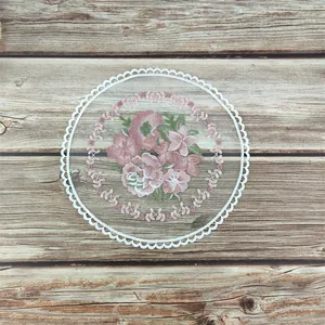 Primer plano exquisito de un posavasos de encaje francés con bordado floral rosa
