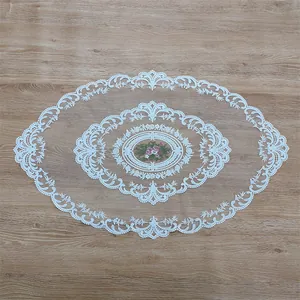 Elegante ovale witte tafelloper van melkzijde kant met prachtige geborduurde bloemen