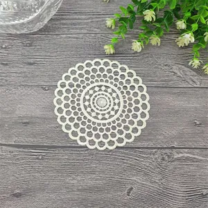 Detalle de posavasos de encaje bordado francés blanco con diseño de flores huecas