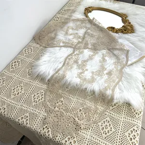 Detailansicht eines vintage europäischen Tischläufers aus Spitze mit feiner Blumenstickerei