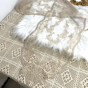 Filigranes beige Spitzenstickerei-Detail auf diesem eleganten Vintage-Tischläufer im Europa-Stil