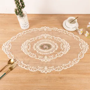 Elegante Europese kanten tafelloper met bloemenborduurwerk en geschulpte randen 44x71cm