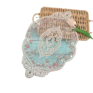 Elegante tovaglia in pizzo francese con ricamo traforato e dettagli floreali rosa.