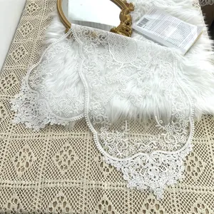Weißer bestickter Spitzen-Tischläufer mit Wellenrand für elegante Inneneinrichtung