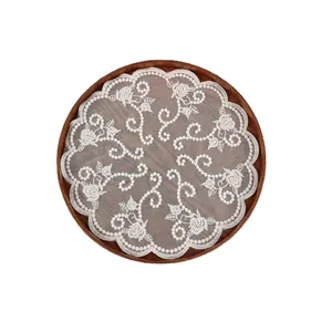 Mantel individual redondo de encaje blanco bordado con motivos de rosas en bandeja de madera