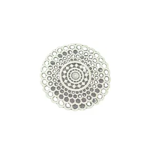 Elegante posavasos de encaje blanco con un patrón floral hueco de estilo vintage