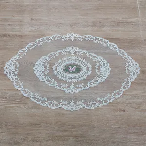 Elegante ovale witte kanten tafelloper met een verfijnd centraal geborduurd bloemmotief