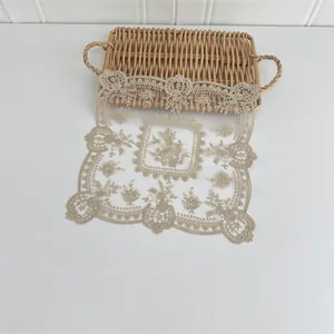 Detailansicht eines vintage-europäischen Netz-Platzsets mit Stickerei-Muster