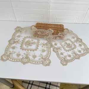 Detailansicht der feinen Milchseidenstickerei auf einem Vintage-Netz-Tischset