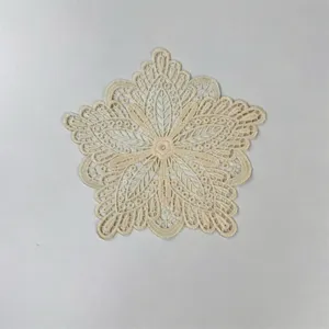 Elegantes besticktes Spitzenblumen-Patch in Beige für Untersetzer oder Applikationen