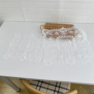 Zweiteiliges Set weißer, bestickter Spitzen-Tischsets im europäischen Vintage-Stil