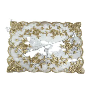 Elegante mantel individual europeo bordado con flores doradas y encaje de malla blanca