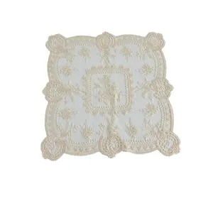 Vintage besticktes cremefarbenes Platzset aus Spitze für elegante Esstischdeko