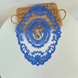Detail van een blauwe vintage geborduurde kant placemat met fijne schulpranden