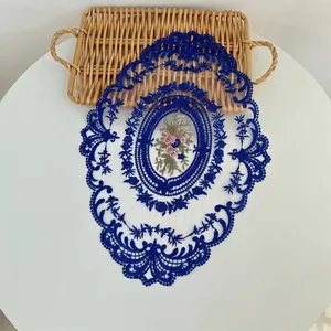 Detailweergave van een elegante blauwe geborduurde kanten onderlegger met bloemmotief