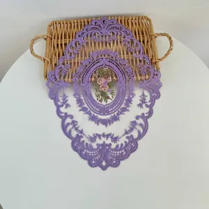 Gedetailleerde weergave van een hoogwaardige paars geborduurde kanten placemat