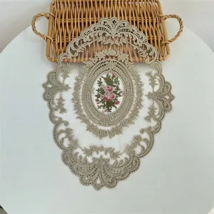 Detail van vintage geborduurde kanten placemat met rozenpatroon voor tafeldecoratie