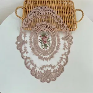 Gedetailleerde weergave van vintage geborduurde bloemen kant placemat met schulprand
