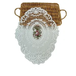 Elegante vintage witte kant placemat met prachtig bloemenborduurwerk voor tafeldecoratie