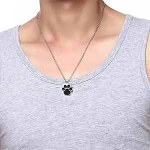 Collar de cremación de acero inoxidable con colgante de pata usado por un hombre